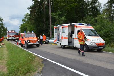 Schwerer Verkehrsunfall - Pkw knallt gegen Baum 